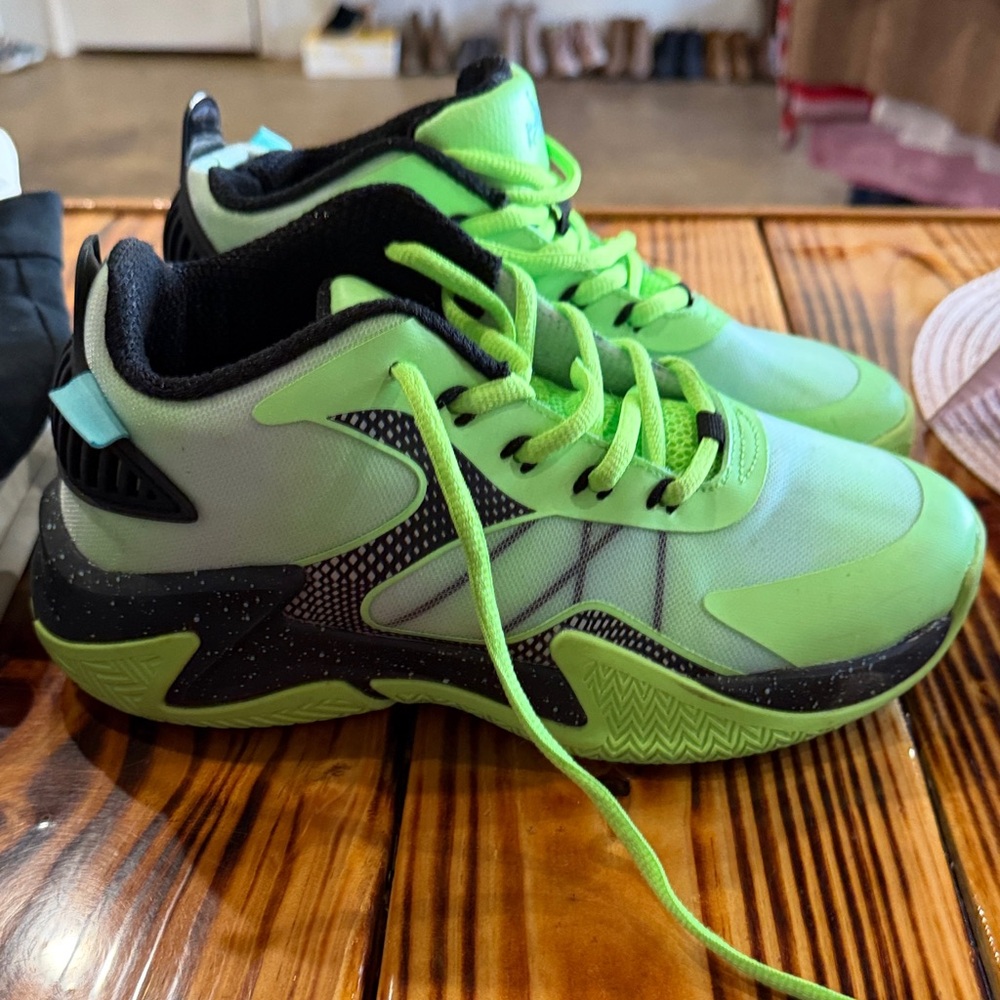 Boys rise shoes